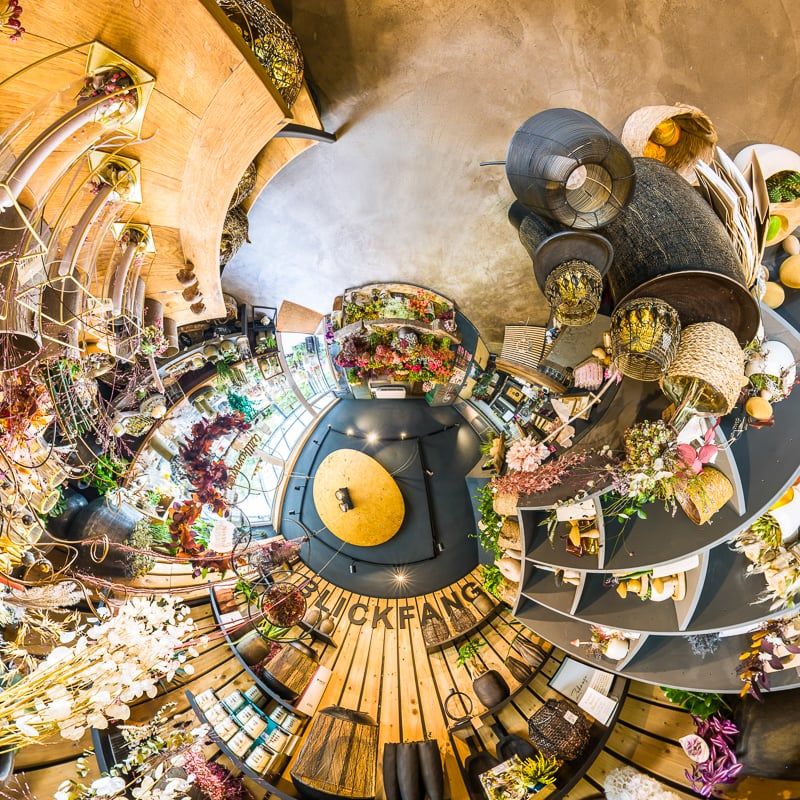 Little-Planet-Ansicht des Blumenladens Blickfang in Dasing voller Pflanzen und Dekoration