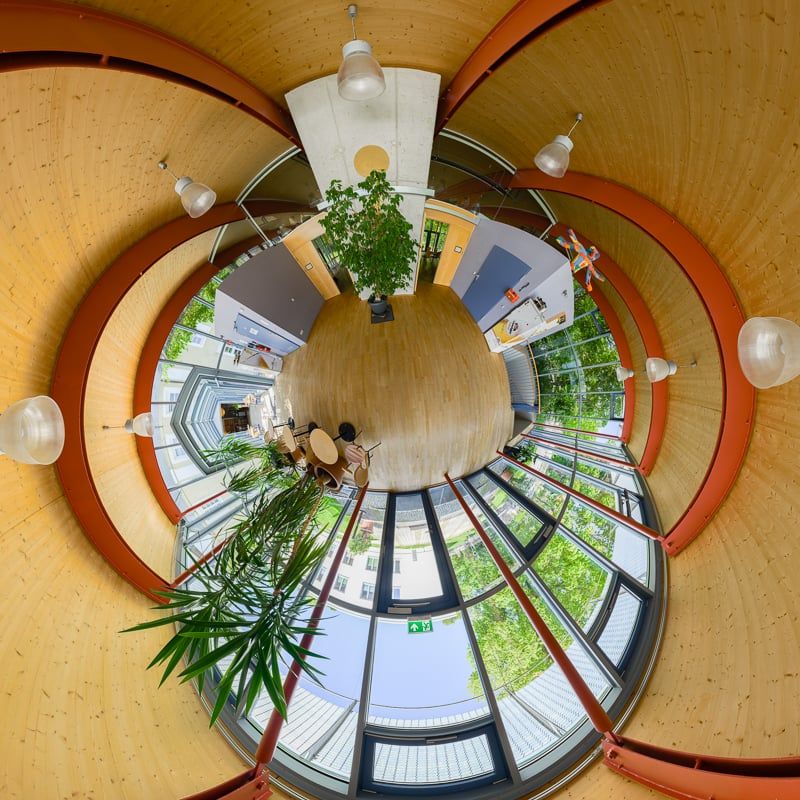 Little-Planet-Ansicht des Vorraums im Institut für Jugendarbeit Gauting mit großer Fensterfront