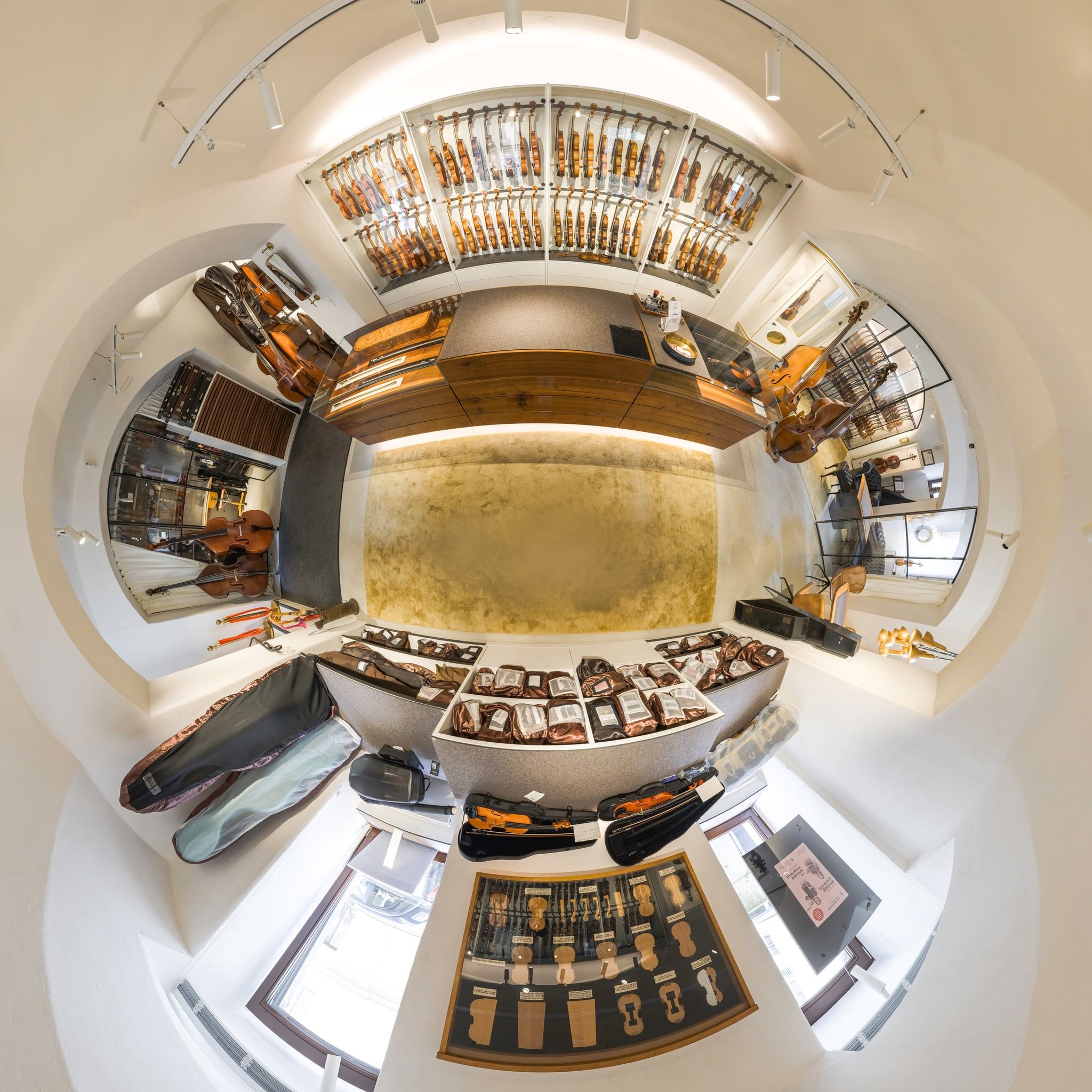 Little-Planet-Ansicht der Geigenbauwerkstatt Michael in Ismaning mit Werkbank und Instrumenten