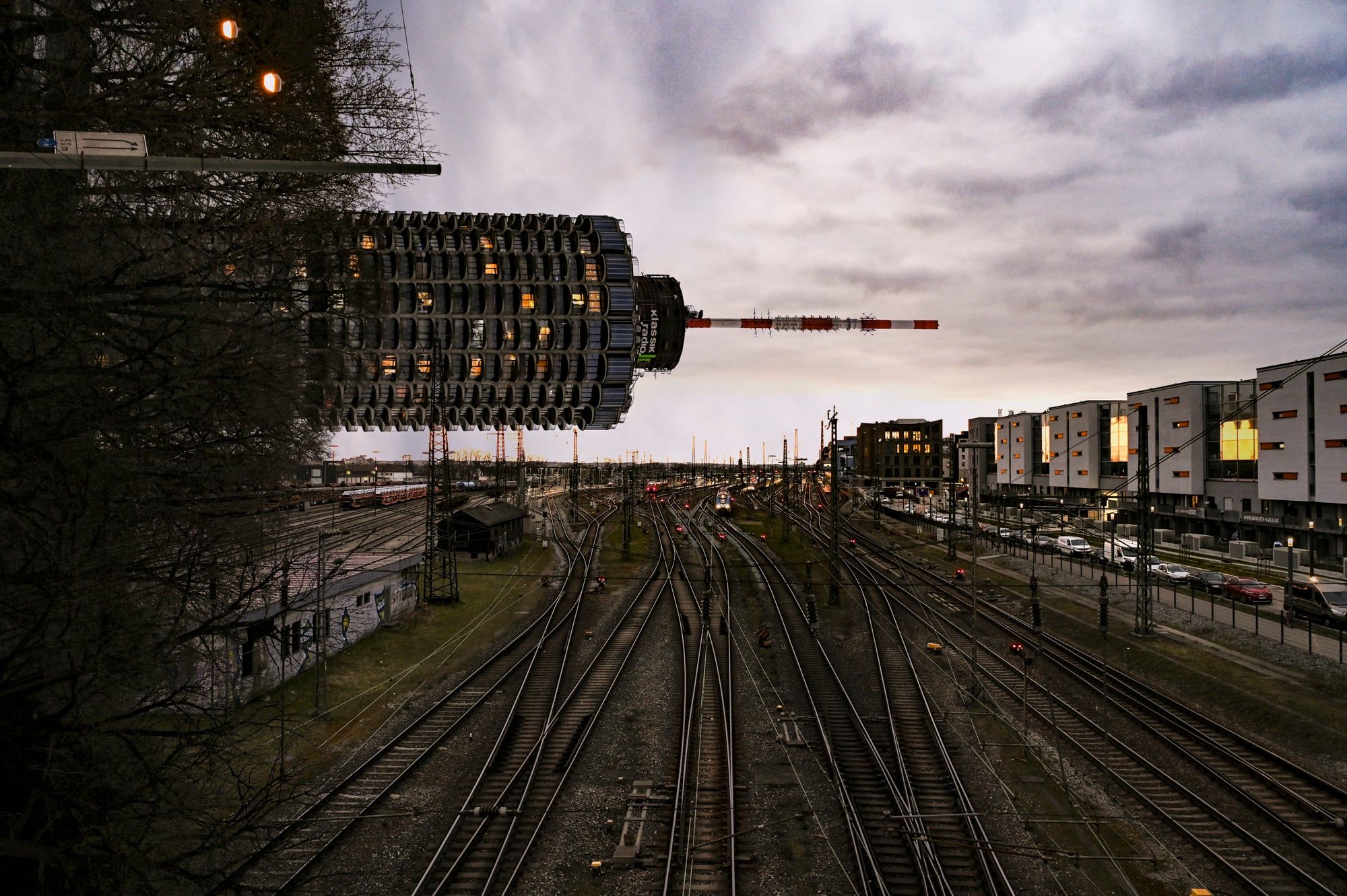 Mehrfachbelichtung: Hochhaus und Gleisanlagen im Abendlicht – Augsburg