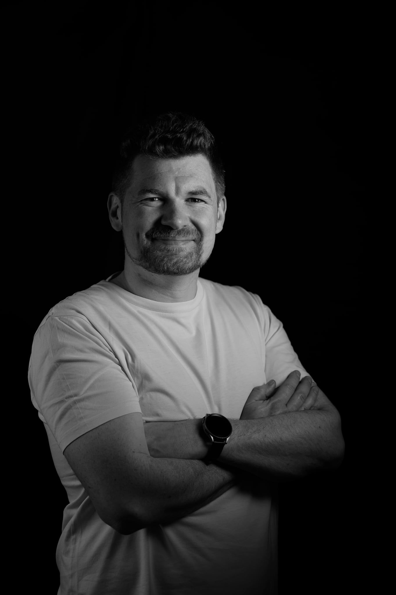 Daniel mit verschränkten Armen, Kamera auf Augenhöhe