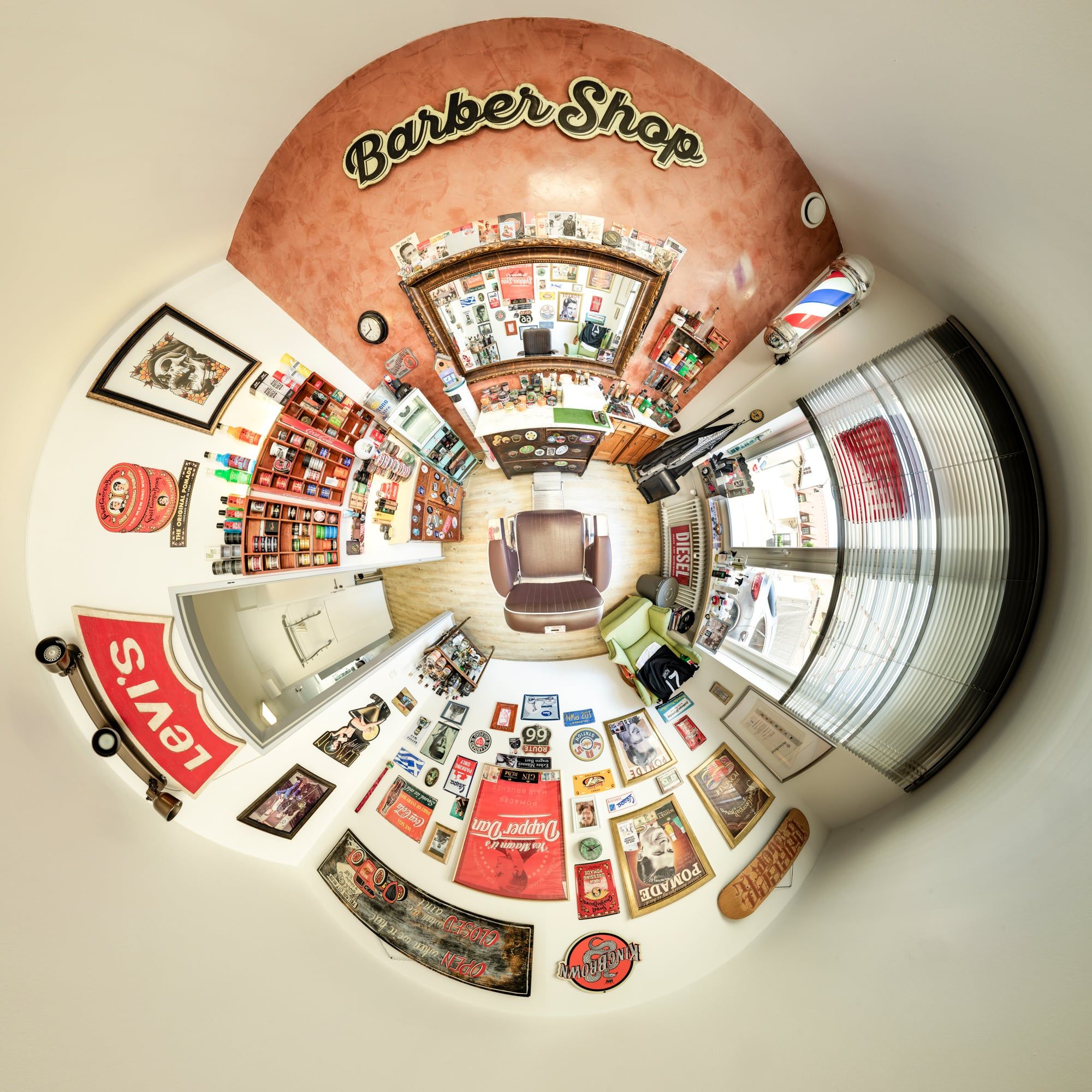 Little-Planet-Ansicht des Friseursalons Kopfduett in Friedberg mit rundem Barber-Shop-Schild