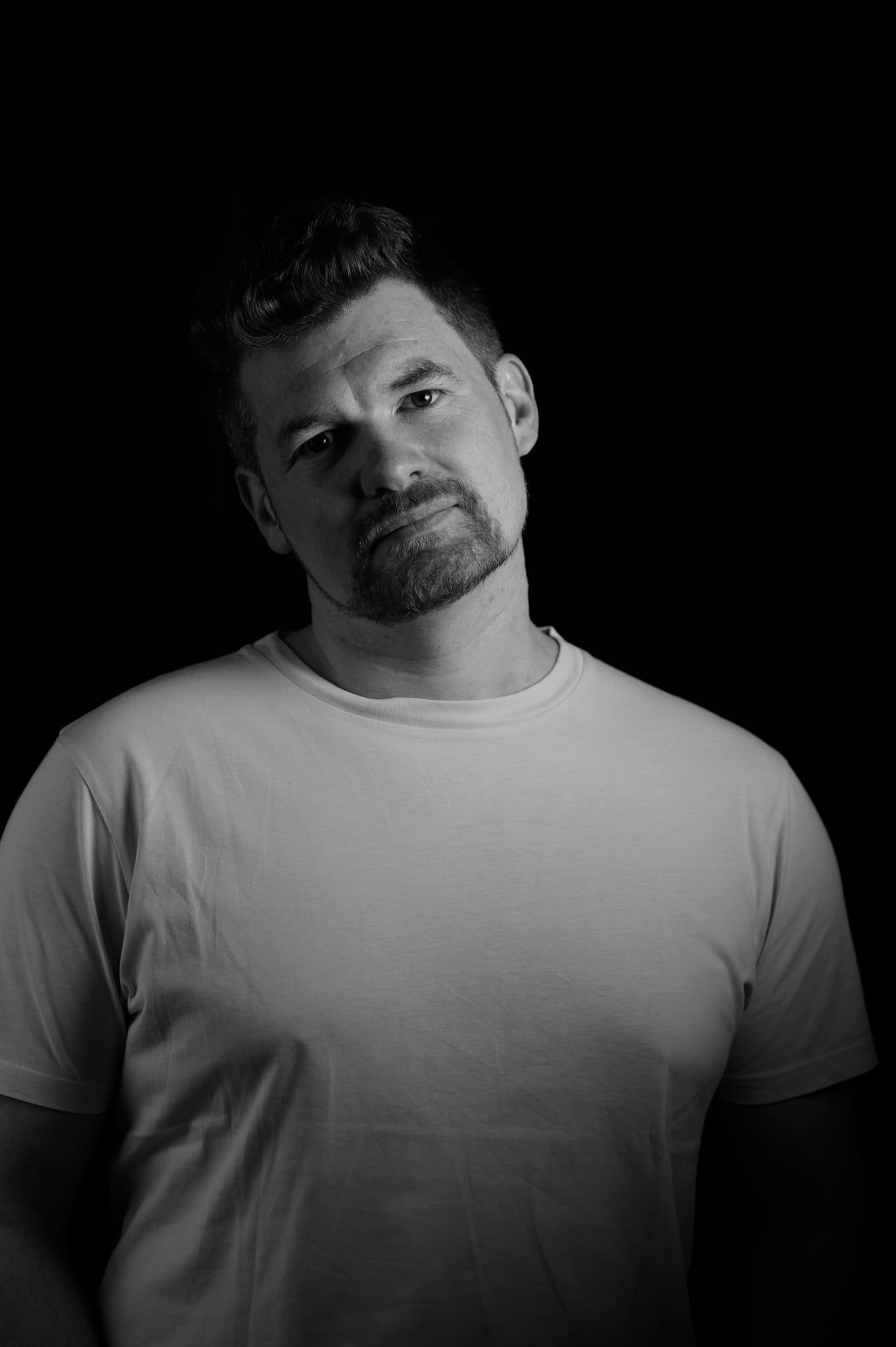 Low-Key-Portrait von Daniel mit leicht geneigtem Kopf