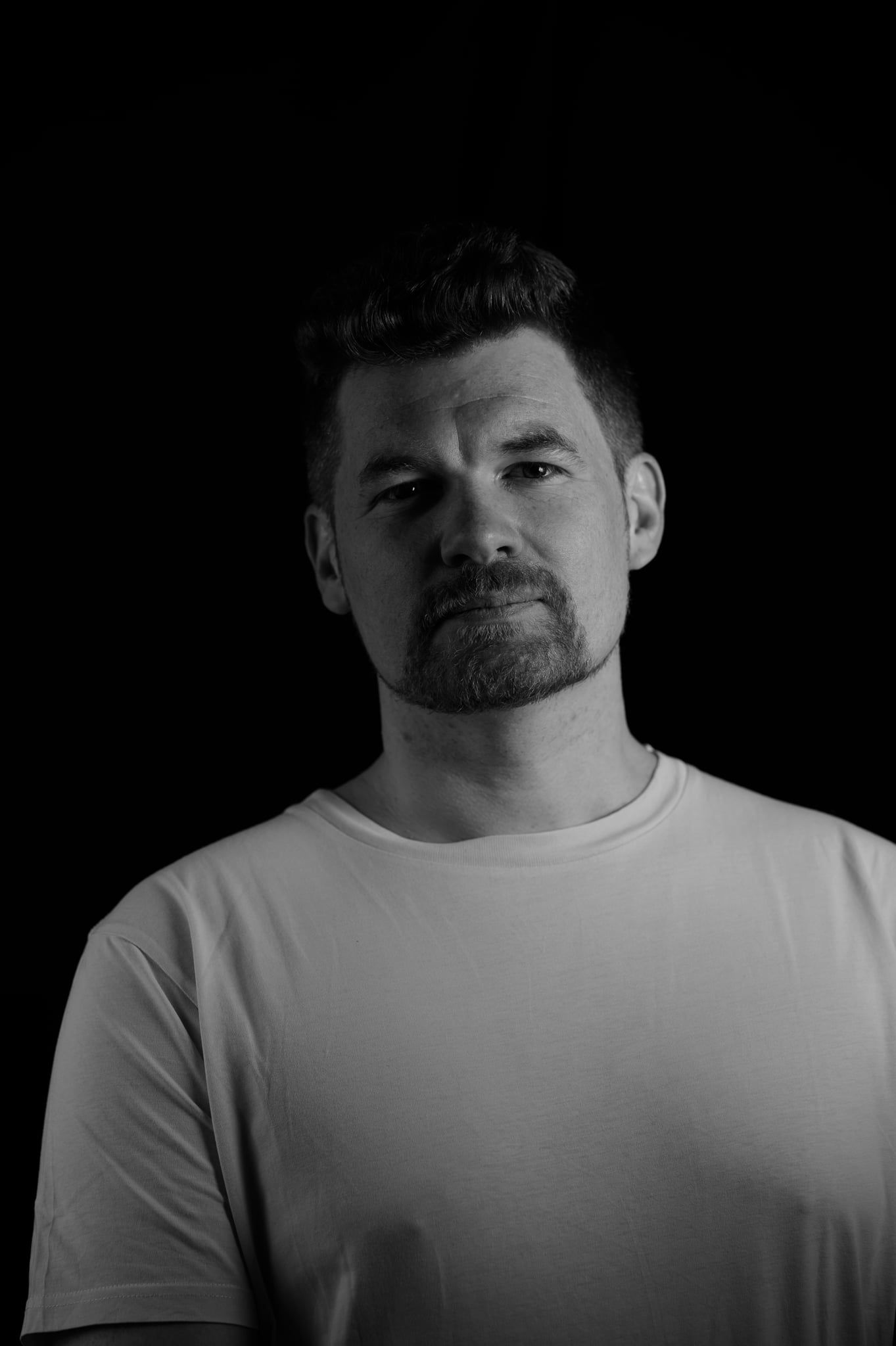 Low-Key-Portrait von Daniel mit geradem Kopf, Blick in die Kamera