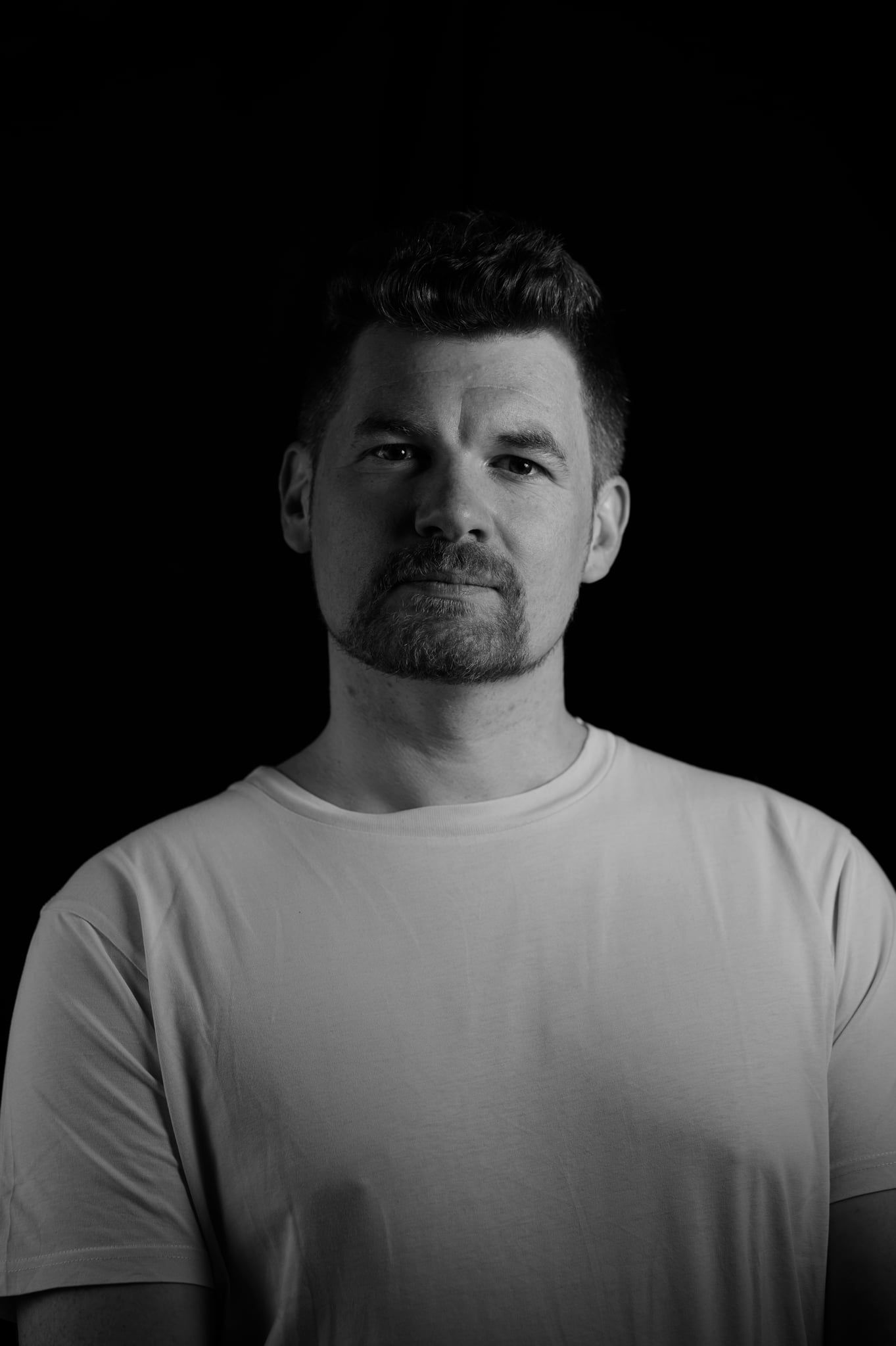 Low-Key-Portrait von Daniel mit leicht angehobenem Kinn