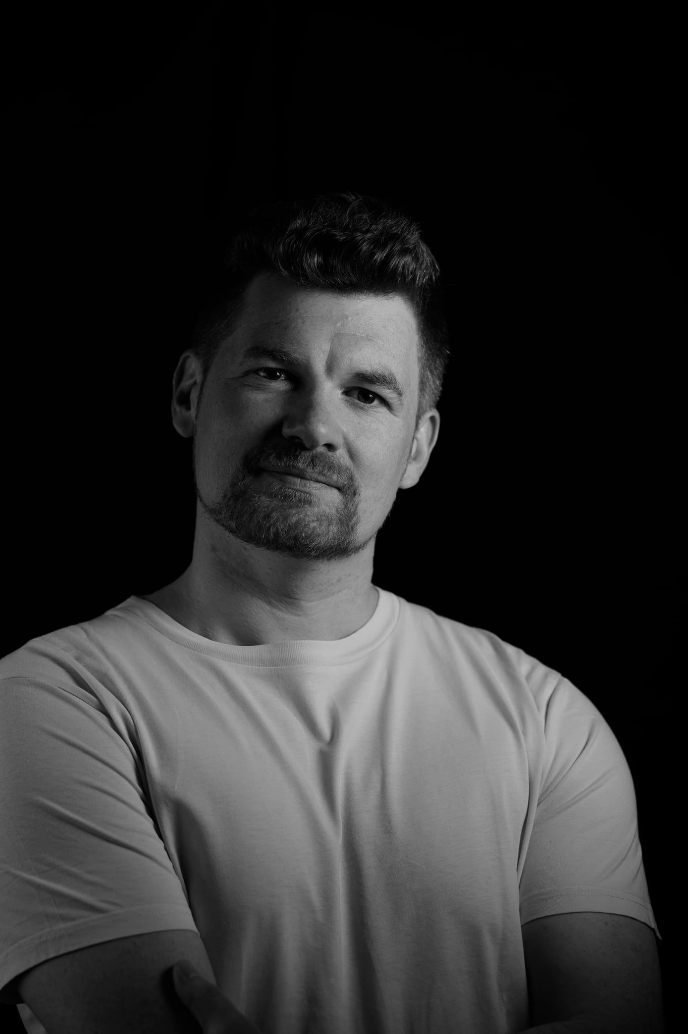 Low-Key-Portrait von Daniel mit zur Seite gedrehtem Kopf