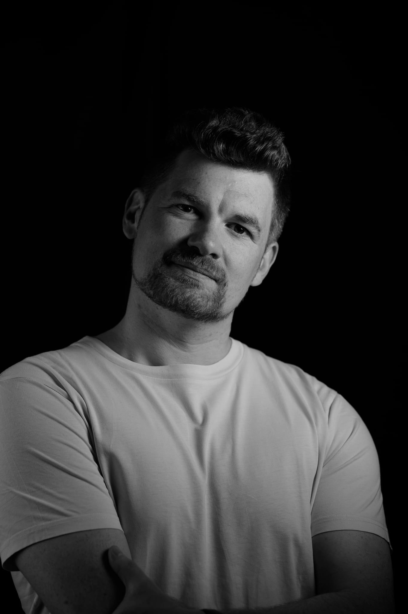 Low-Key-Portrait von Daniel mit schräg gehaltenem Kopf
