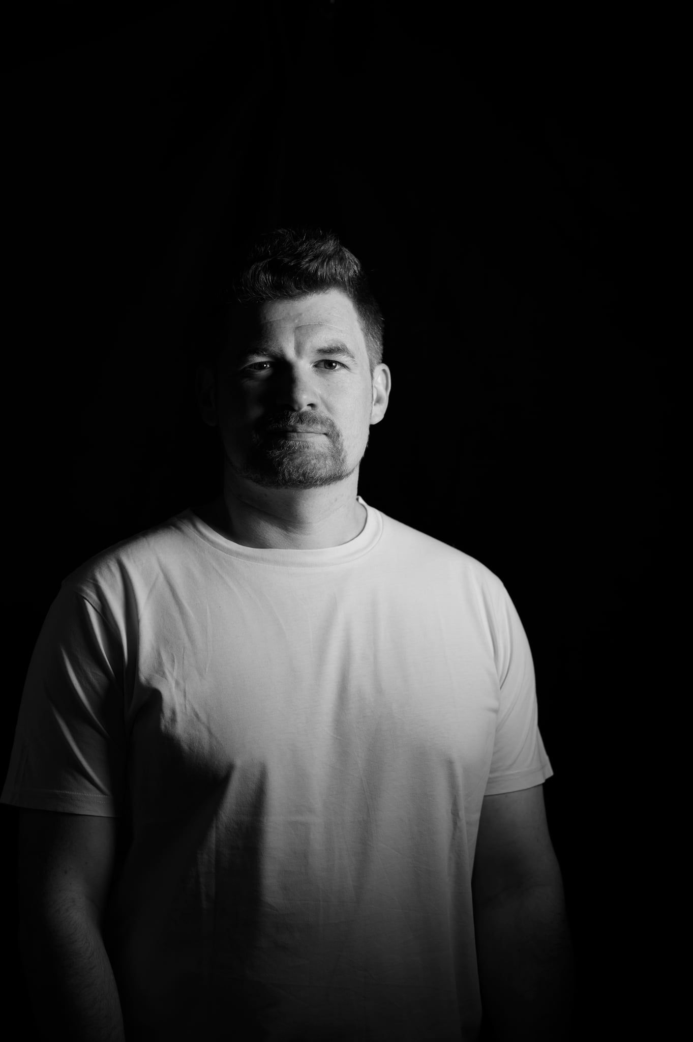Low-Key-Portrait von Daniel mit zweiter Lichtquelle, die Schatten sind weicher