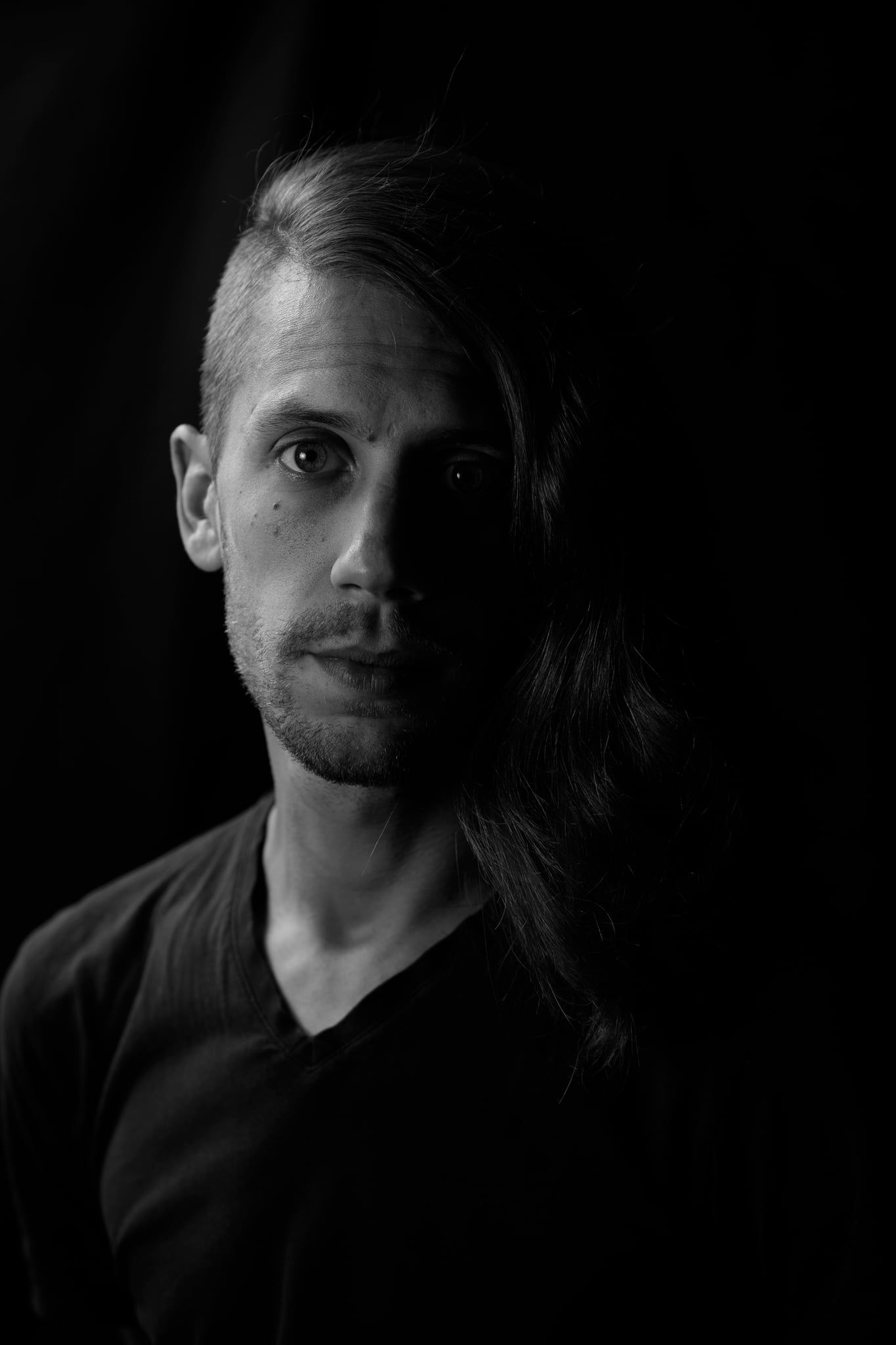 Low-Key-Portrait von Lukas, die Haare zur Seite gelegt, Licht von der anderen Seite