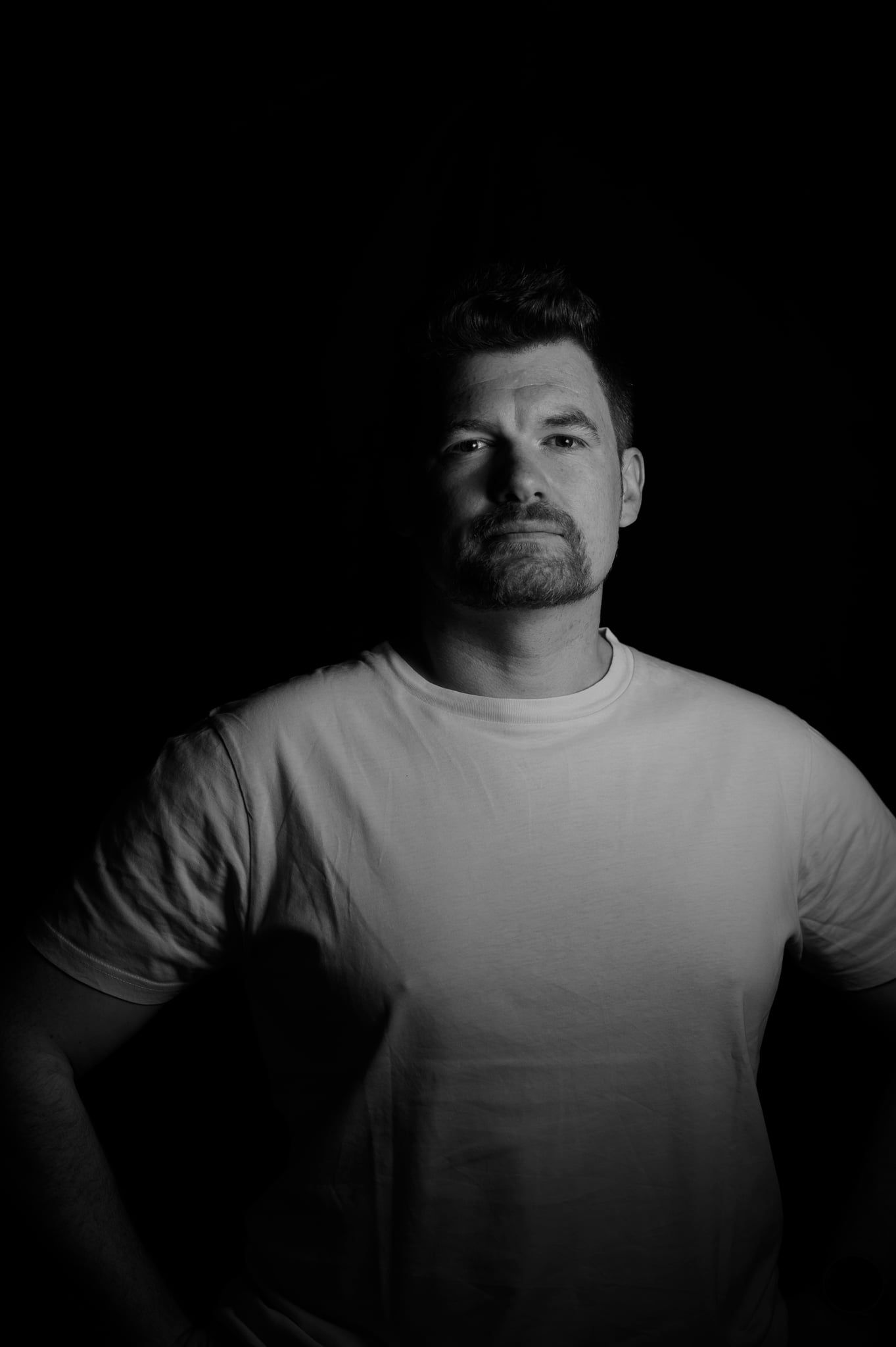 Low-Key-Portrait von Daniel, beide Lichter auf derselben Seite