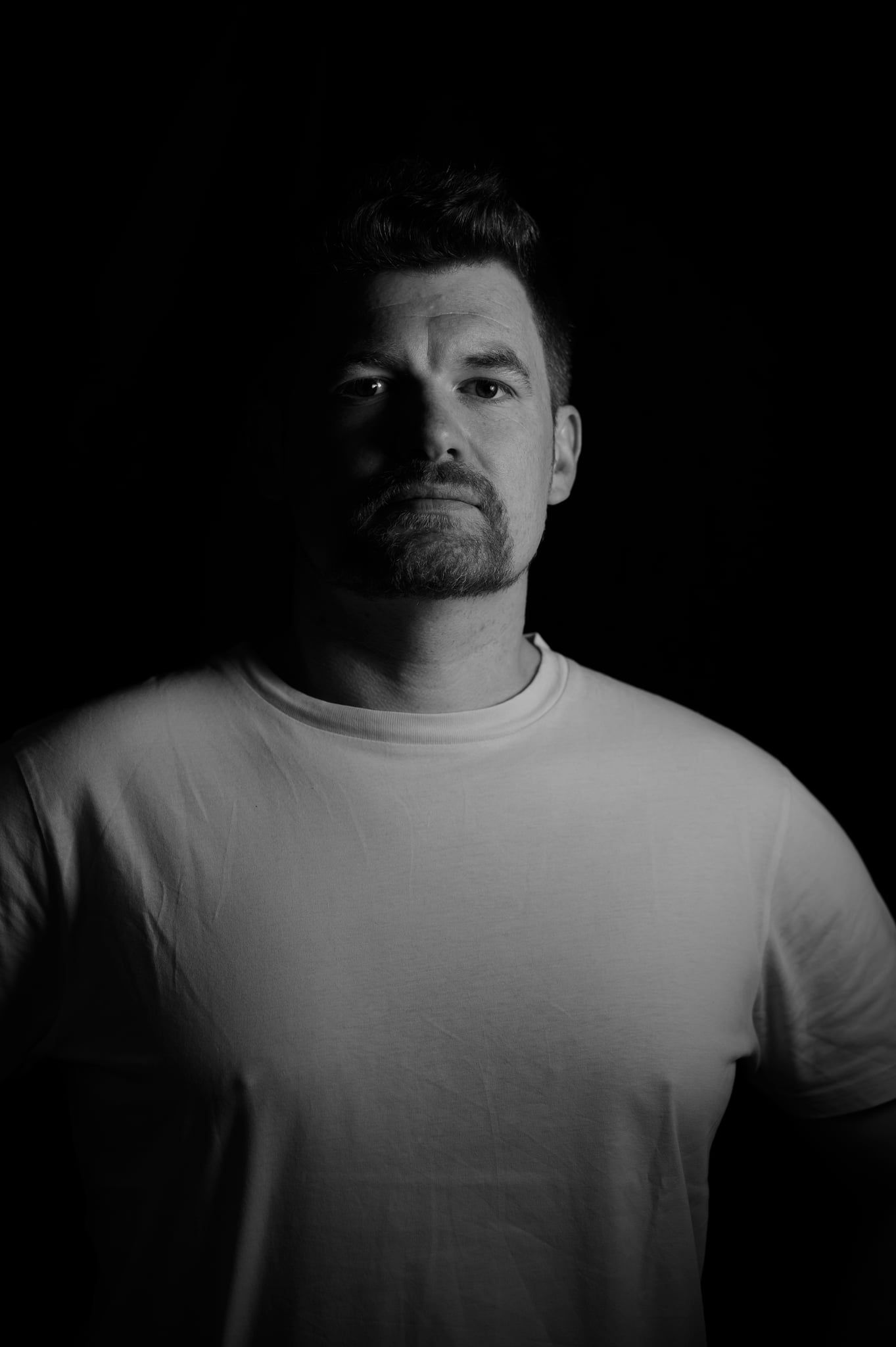 Low-Key-Portrait von Daniel, Lichter auf verschiedenen Seiten