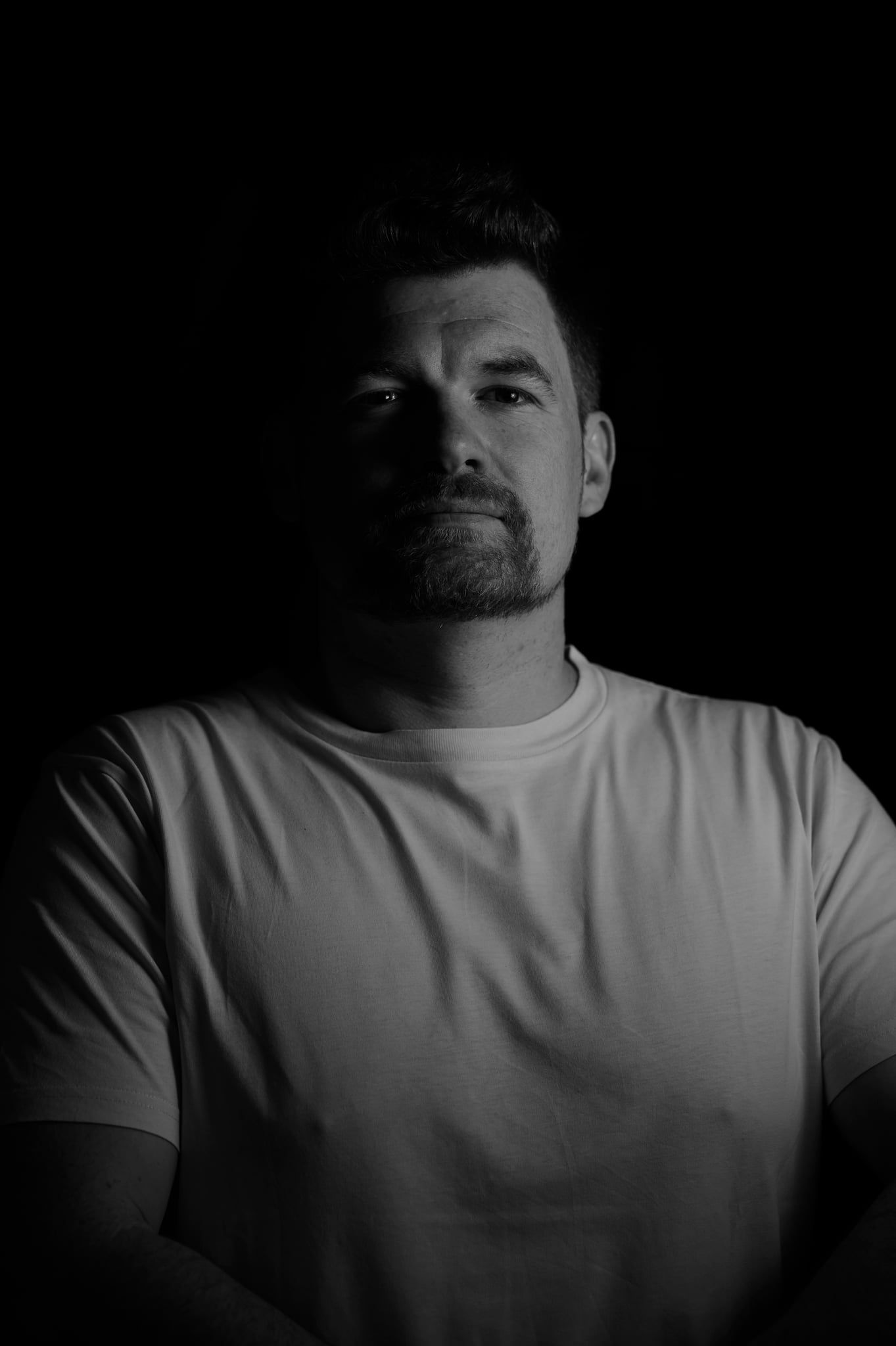 Low-Key-Portrait von Daniel mit einer Zwischenlösung der Lichtausrichtung
