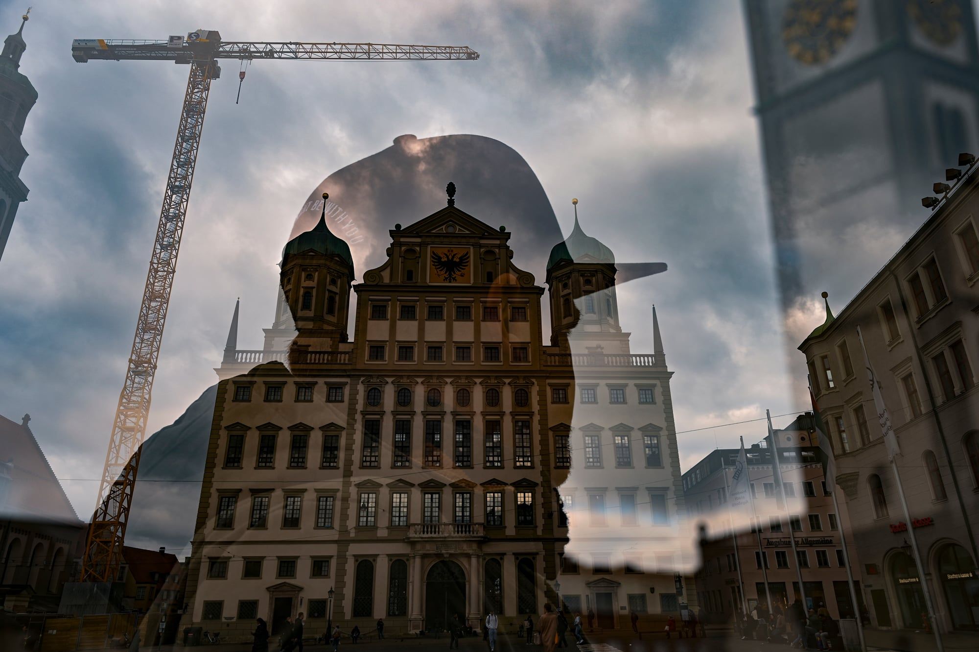 Mehrfachbelichtung: Rathaus und Baukran überlagern sich vor bewölktem Himmel – Augsburg