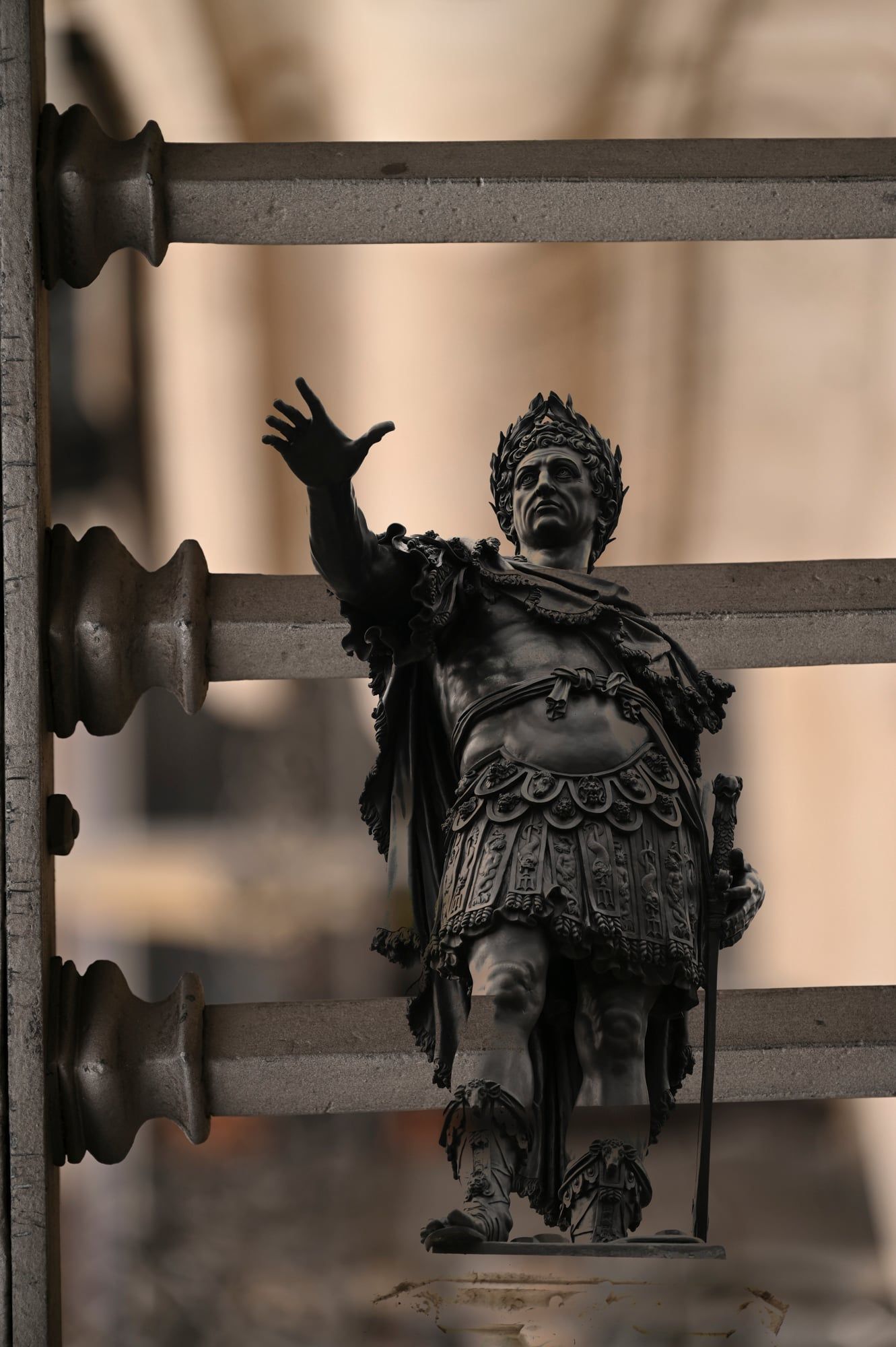Bronzestatue des Augustusbrunnens vor einem Gerüst – Augsburg