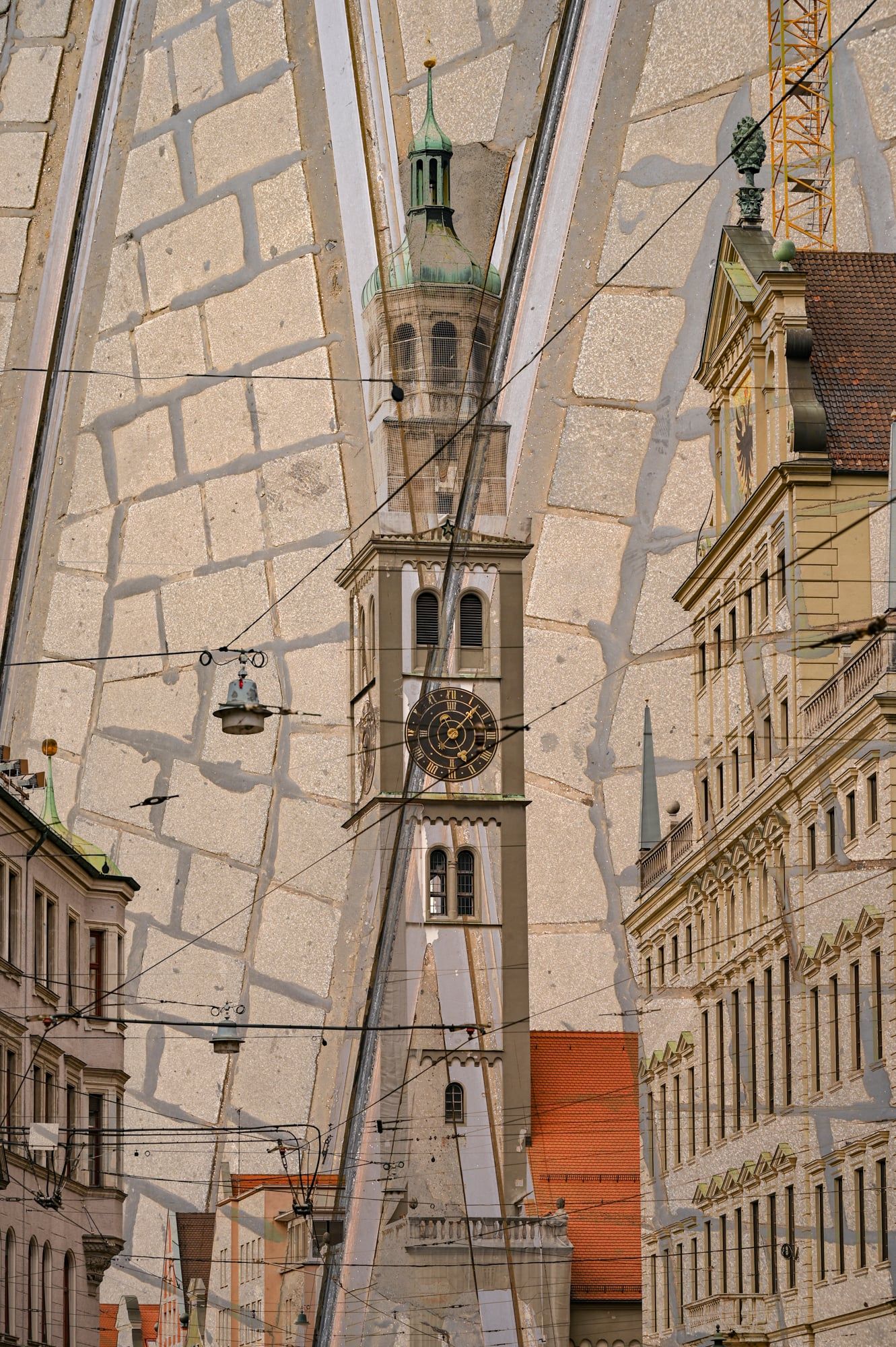 Mehrfachbelichtung: der Perlachturm zwischen gespiegelten Fassaden – Augsburg