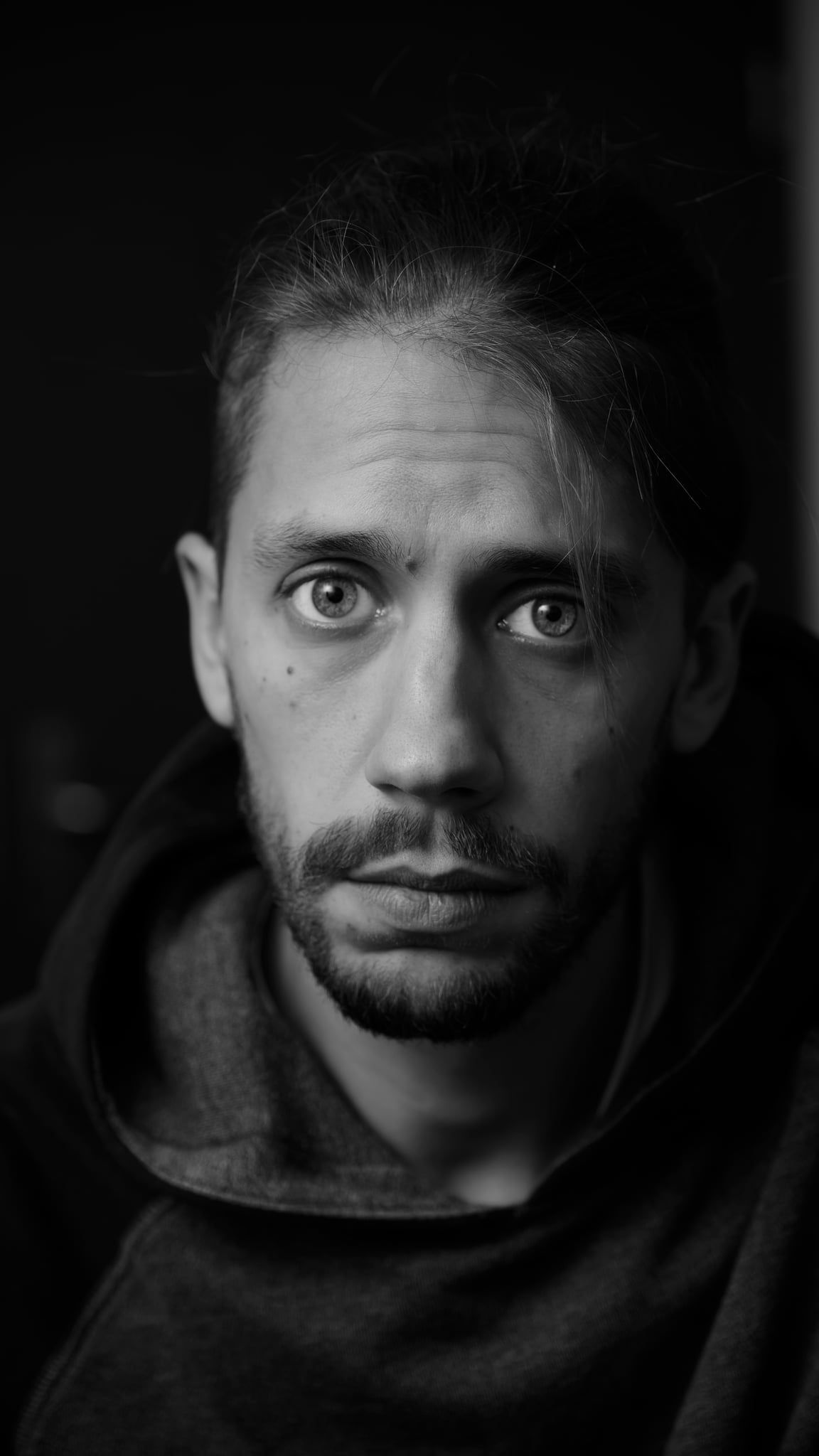 Schwarzweißes Selbstportrait des Fotografen Lukas Frank im Kapuzenpullover – Portrait in Augsburg