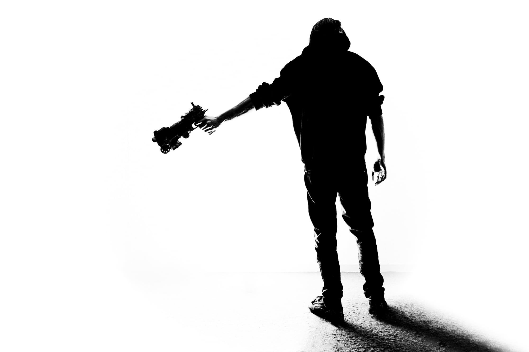 Selbstportrait des Fotografen als Silhouette mit Kamera vor weißem Hintergrund – Portrait in Augsburg