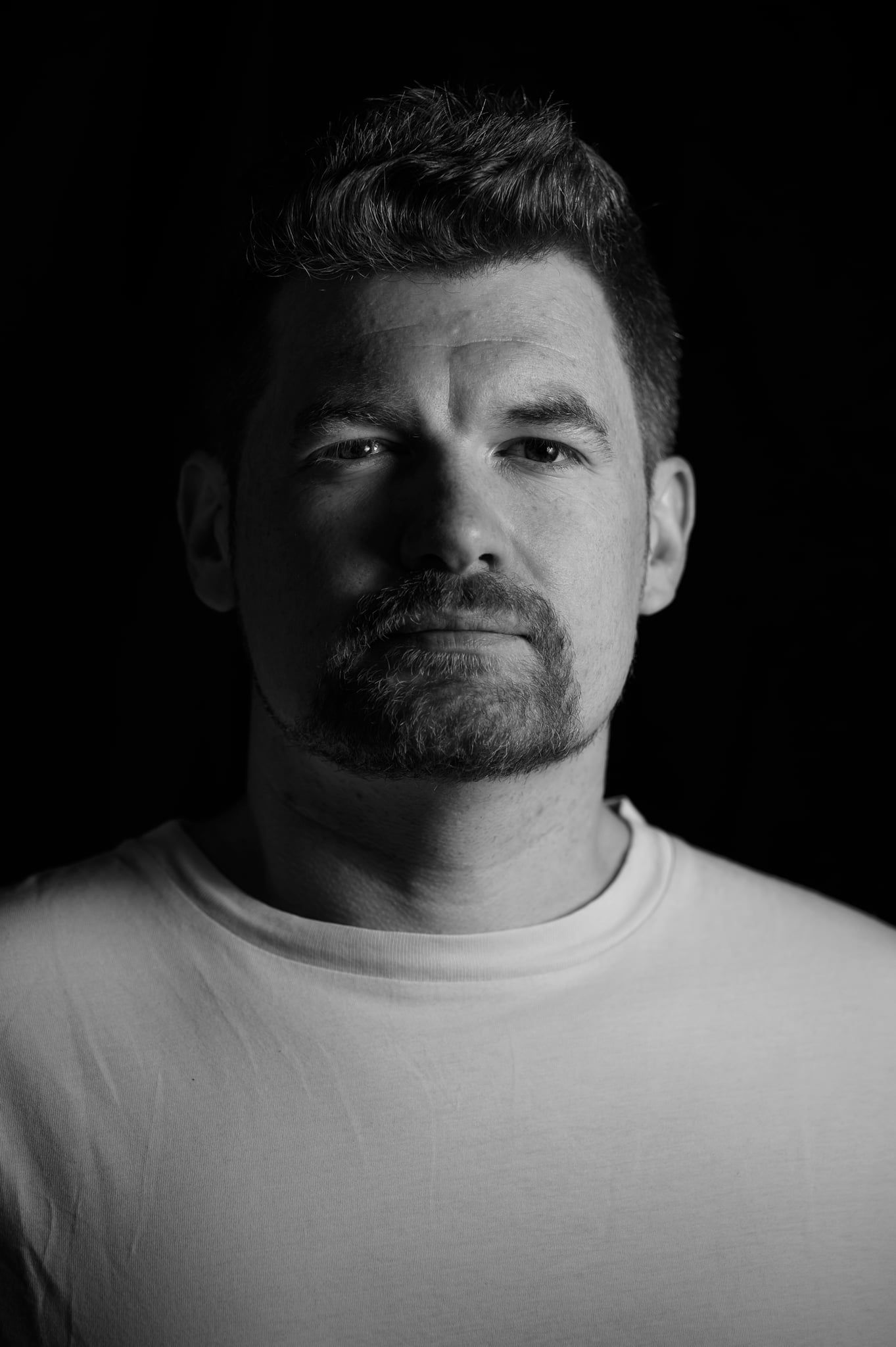 Low-Key-Portrait von Daniel in Nahaufnahme, das Gesicht seitlich beleuchtet